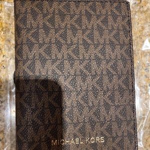 Michael Kors Jet Set Travel Signature Passport